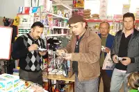 Müşterilere Aşure Dağıtıldı