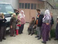 Evi Yanan Yaşlı Kadını Komşuları Kurtardı