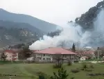 Evi Yanan Yaşlı Kadını Komşuları Kurtardı