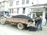 Çukurlara Soğuk Asfalt (Rotmix) serimi yapıldı