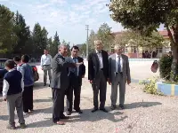 Başkandan Okul Bahçesine Parke Sözü