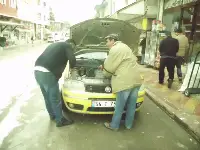Otomobil Motoruna Sıkışan Kedi Zor Anlar Yaşattı