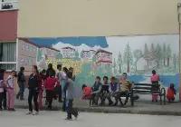 Okul Duvarlarına birbirinden Güzel Resimler Çizildiler