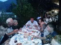 Komşularına İftar Verdi