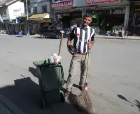 Müzikle Birlikte İşini Yapıyor