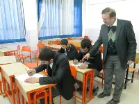 Ehliyet Sınavına Girecek Gençlere Gönüllü Olarak Ders Öğretiyor