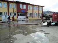 Okul Bahçesinde Hummalı Temizlik Çalışması