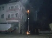 Elektrik direğinde çıkan yangın korkuttu