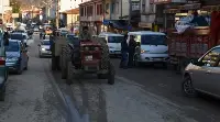 Yolun Sağına ve Soluna Park yapan Araçlar Trafik Akışını Aksatıyor