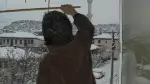 Çatılardan  Sarkan Buzlar Tehlike Oluşturuyor