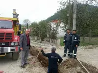 SEDAŞ Ekipleri Aydınlatma Direklerin Yol Kenarına Alıyor.