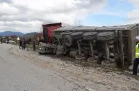 Mısır Yüklü TIR devrildi: 1 Yaralı