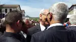 Meydanda Kucaklaştılar