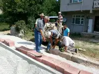 PARKE VE TRATUVAR ÇALIŞMALARI ARALIKSIZ DEVAM EDİYOR