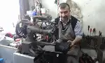 Hem Muhtarlık Hem de Ayakkabı Tamirciliği Yapıyor