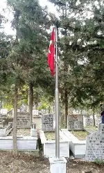 ŞEHİT MEZARLARINA BAYRAK.