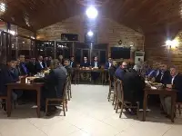 AK PARTİ TARAKLI İLÇE TEŞKİLATI YEMEKTE MUHTARLARLA BULUŞTU
