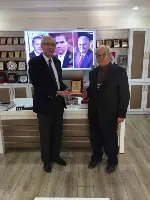 BAŞKAN ÖZKARAMAN’DAN SARAÇ VE YALÇIN’A PLAKET: