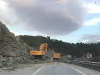 YOL ÇALIŞMALARINDA DİNAMİT PATLATILIYOR.