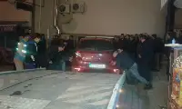 Taraklı’da Otomobil iş yerine girdi 