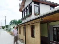 Evin Terasına Taraklı İlçesi’nin Simgesi “Tarak” Astı.