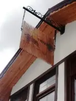 Evin Terasına Taraklı İlçesi’nin Simgesi “Tarak” Astı.