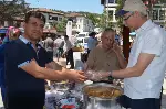 Taraklı Belediyesi Meydanda Helva İkramı Yaptı
