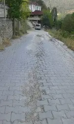 PARKE TAŞLARI ÇÖKÜYOR