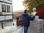 Atatürk Büstüne Çiçek Bıraktı