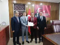 Kaymakam Dağlı’dan Yılın Örnek Öğretmeni Yiğit’e Başarı Belgesi