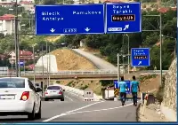 Karayolundaki Trafik Levhasındaki Karmaşa