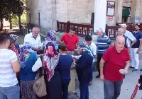 Orhangazi ve Yunuspaşa Çarşı Esnafı Aşure Dağıttı