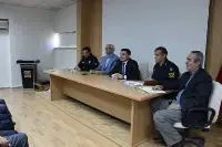 TARAKLI KAYMAKAMI OKAN DAĞLI MUHTAR ADAYLARIYLA TOPLANTI YAPTI Taraklı Kaymakamı Okan Dağlı Başkanlığında, 31 Mart 2019 Pazar günü yapılacak olan Mahalli İdareler ile Mahalle Muhtarlıkları Seçimiyle ilgili mevcut mahalle muhtarları ve muhtar adayları ile toplantı yapıldı. Belediye Başkanı Tacettin Özkaraman, Jandarma Komutanı Bşçvs. Mustafa Karadaş, Emniyet Amiri Kemal Özdil ve Kaymakamlık Yazı İşleri Müdürü İsmail Gürol'un eşlik ettiği toplantıda, Kaymakam Okan Dağlı seçimin güvenli ve huzurlu ortamda yapılmasının sağlanması, halkımızın huzur ve güven içerisinde oylarını kullanabilmelerini önemini vurgulayarak seçim öncesinde tüm muhtar adaylarına başarılar diledi.