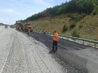 Taraklı Geyve karayolunda asfaltlama çalışması yapılıyor