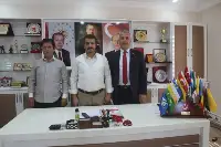 17 Türk Devletinin Bayraklarını hediye etti