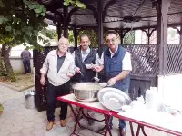 YUSUFBEY MAHALLESİ MUHTARINDAN AŞURE İKRAMI