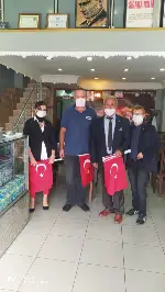 CHP Taraklı Teşkilatı bayrak dağıttı