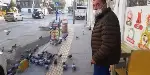 Her Sabah Güvercinlere Yem Veriyor