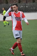 Süper Amatör Lig yolunda Taraklıspor Play Off Kapısını AçtıTaraklıspor’un başarılı futbolcusu Soner Çakır bu maçta büyük fedakarlık örneği göstererek sahaya çıktı.61 dakikada attığı gol sonrasında oyundan çıkarak İstanbul’a abisinin düğününe katılmak üzere yola çıktı