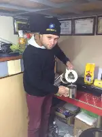 Esnaf içeceği çayı kendi demliyor