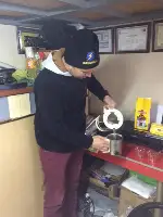 Esnaf içeceği çayı kendi demliyor
