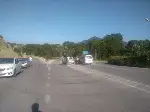 Otomobil refüje çıkıp elektrik direğini devirdi