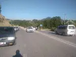 Otomobil refüje çıkıp elektrik direğini devirdi