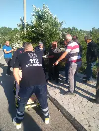 Otomobil refüje çıkıp elektrik direğini devirdi