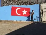 Evinin duvarına Türk bayrağı resmetti