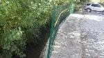 Okul yanında Dere kenarına tel çekildi.