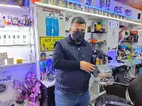 Müşterilerini Traş Ettiği Jilet Atıklarını biriktiriyor