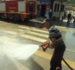 Cadde Tazyikli su ile yıkandı