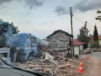 FRENİ BOŞALAN VİNÇ SAMAN BALYALARINA ÇARPARAK DURABİLDİ