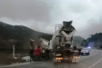 Tanker Beton Mikserine Çarptı